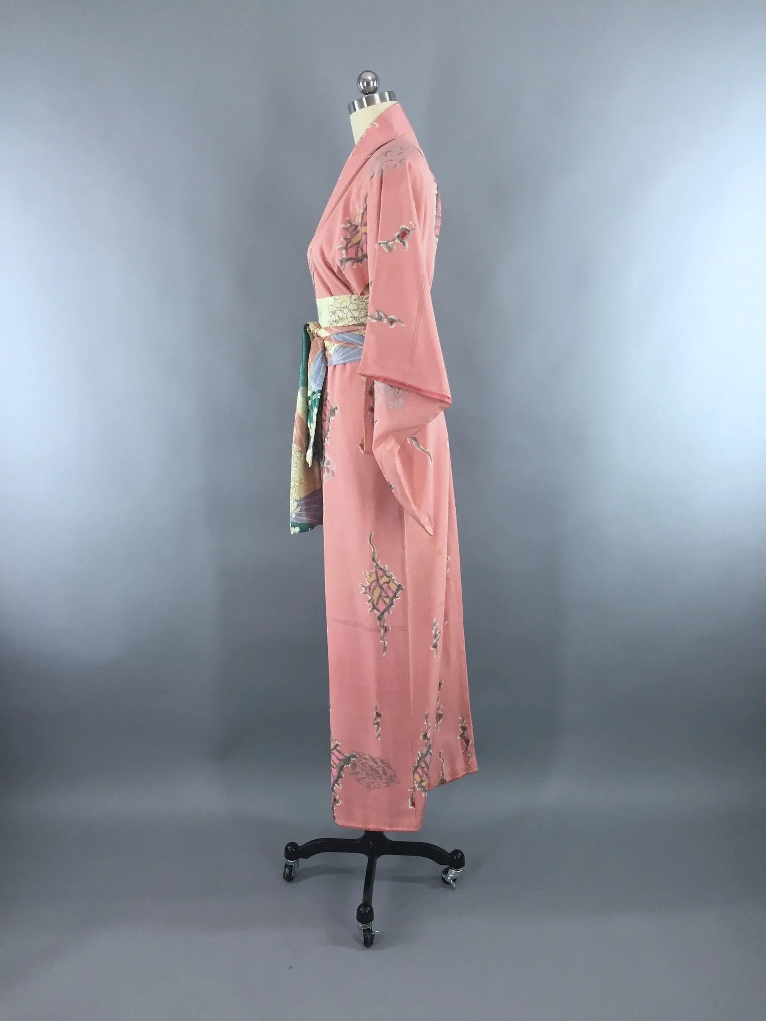 1940s Vintage Silk Kimono Robe / Pink Peach Abstract Novelty Print