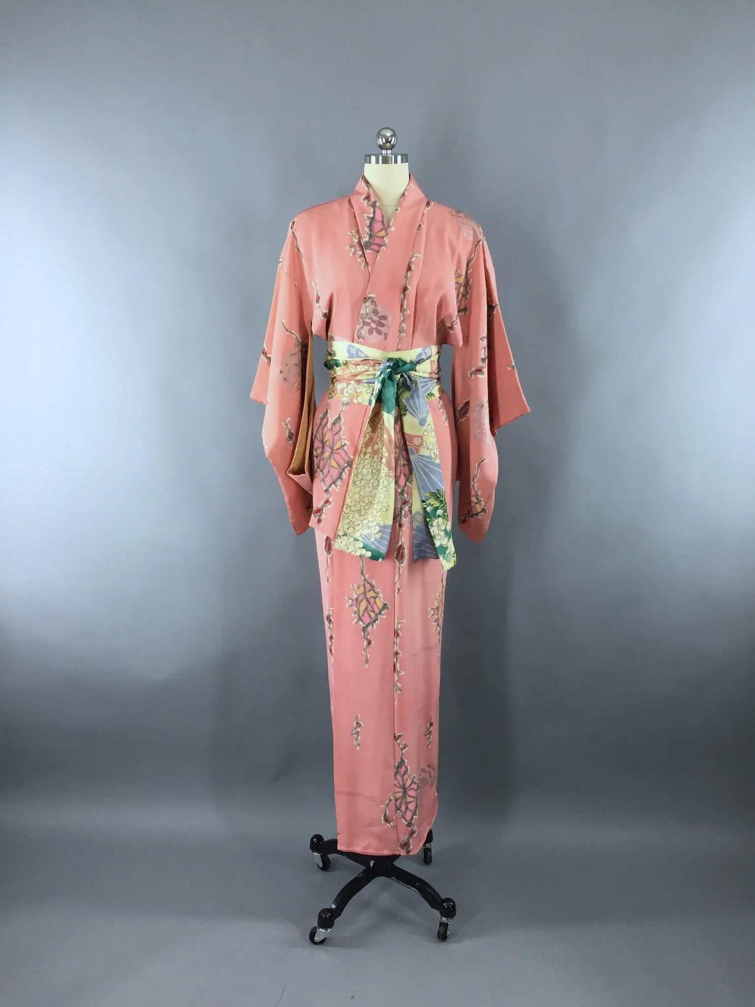 1940s Vintage Silk Kimono Robe / Pink Peach Abstract Novelty Print